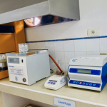 Evaporador rotatorio Hedolph Hei-VAP Core, equipo Oxitester Junior y Centrífuga de tubos.